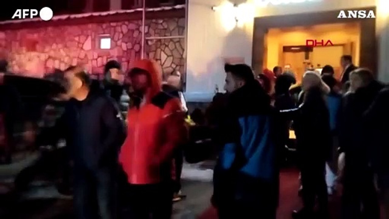 Incendio in un hotel in una stazione sciistica in Turchia, almeno 10 morti