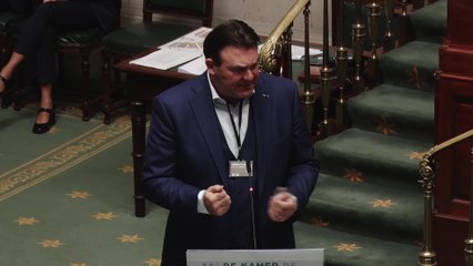 Dispense accordée aux militaires pour aller manifester: le MR réclame la démission de la ministre Dedonder