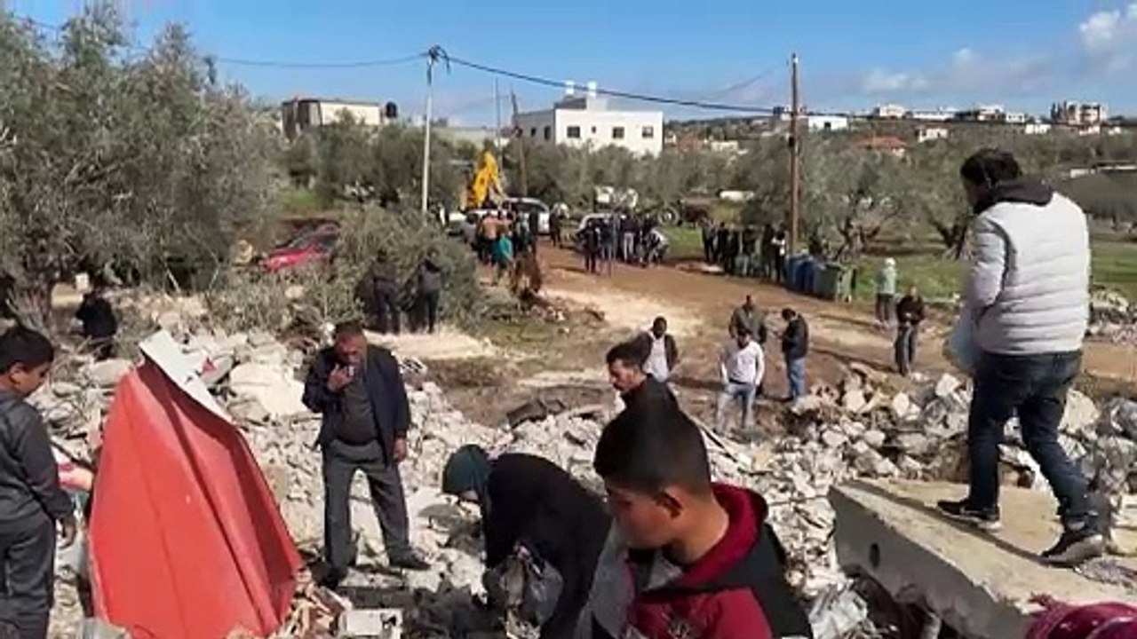 Palestinos abandonam campo de refugiados de Jenin em meio a operação israelense