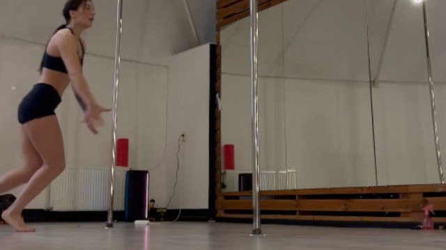 Pole dancer retains her aura points despite a mid-session fumble, thanks to an impressive recovery