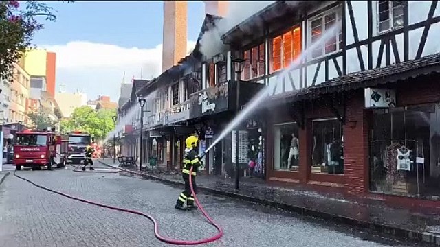 Equipes se mobilizam para apagar incêndio no Centro de Blumenau