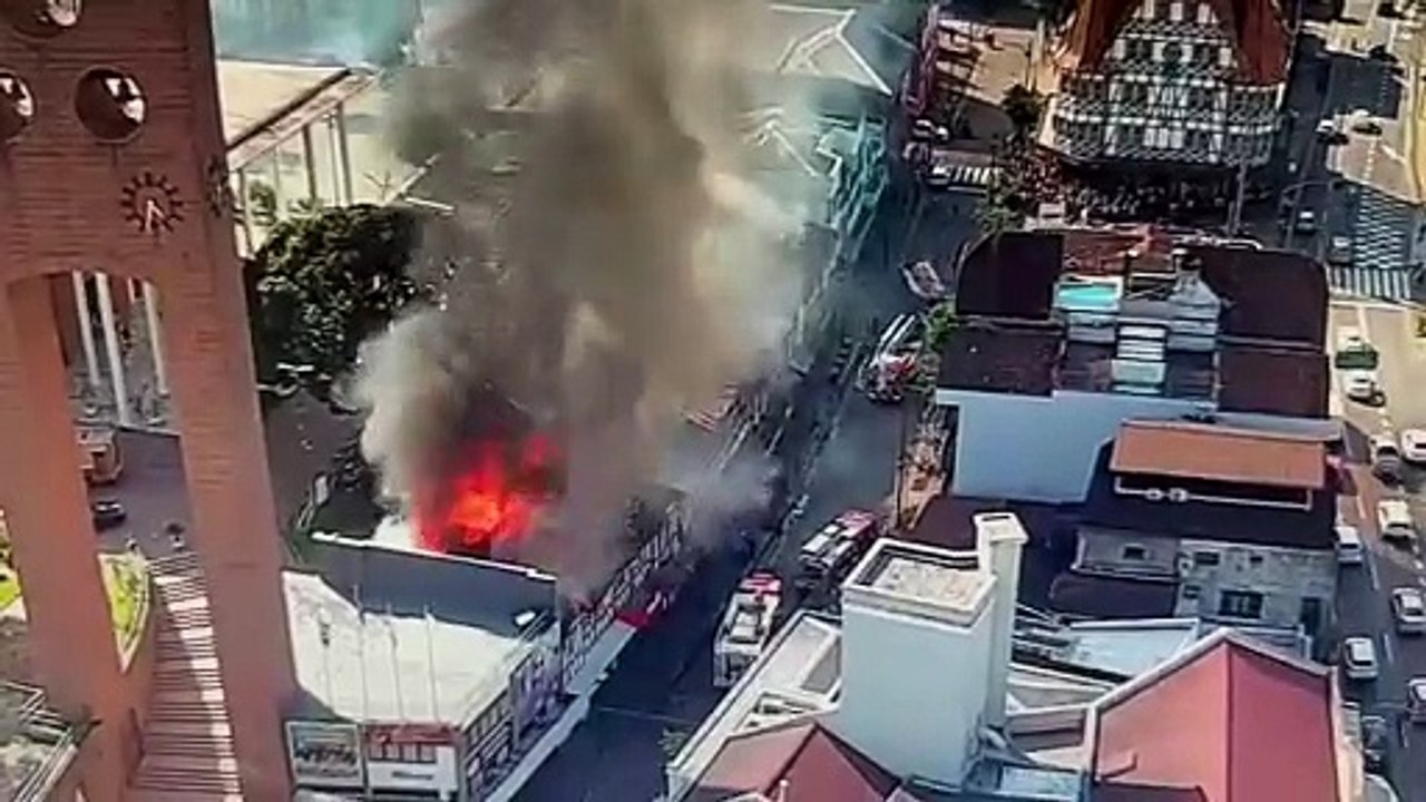 Imagens aéreas mostram destruição em incêndio que atingiu prédio no Centro de Blumenau
