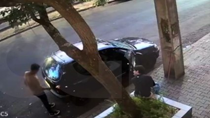 Homem desce de carro, faz cocô na floreira de prédio e motorista o ajuda a se limpar