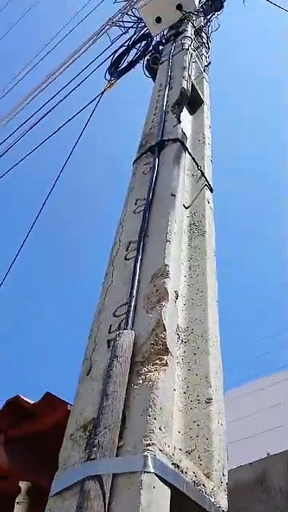 Morador da Rua Odília Maria Bezerra solicita troca de poste com estrutura comprometida; Energisa diz que avaliação será realizada