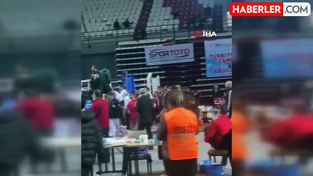 Kick boks maçında kavga ring dışına taştı: 1'i hakem 2 yaralı