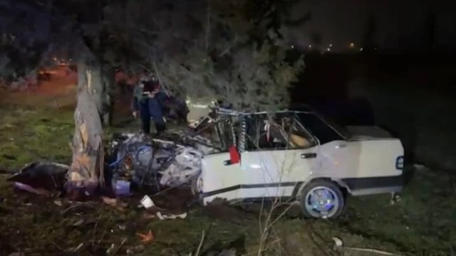 Balıkesir'de feci kaza! Yoldan çıkıp ağaca saplandı