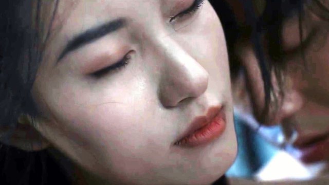 Xiao Long Nu thought it was Yang Guo kissing her, but she didn't know it was the Taoist priest who had a crush on her. 小龍女以為楊過親吻她，卻不知是暗戀她的道士 The Return of the Condor Heroes A Martial Arts Masterpiece Paying Tribute to the Centennial Anniversary of Jin Yon