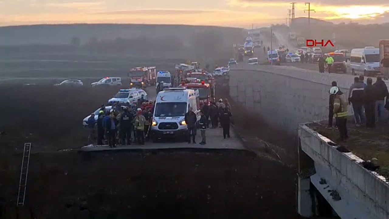 İstanbul - Tuzla'da servis minibüsü 10 metre yüksektlikten dere yatağına düştü: 16 yaralı -2 / Ek görüntü