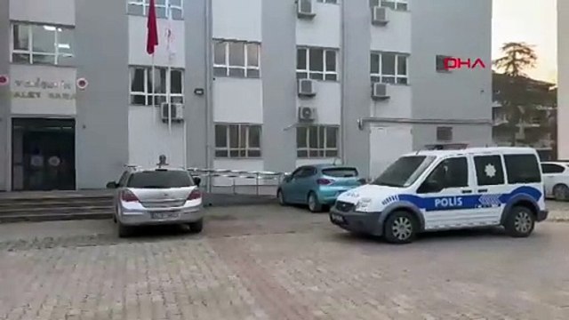 Kadın hırsızlar ev sahibinin pazarda olduğu sırada kredi kartıyla kapıyı açıp soygun yaptılar!