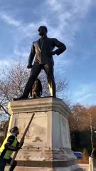 Atatürk Heykeline Çekiçle Zarar Verdi!