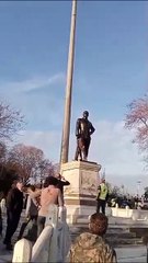 Sarayburnu'ndaki Atatürk heykeline maskeli bir kişi saldırdı