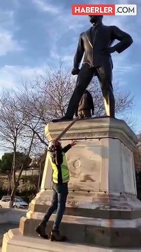 Türkiye'nin ilk Atatürk anıtına demir sopalı saldırı