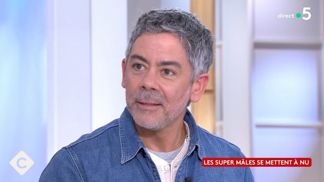 « Ma mère me l’a dit : ‘c’est pas tes fesses’ » :Manu Payet évoque sa doublure nue dans la série Netflix Super Mâles (VIDÉO)