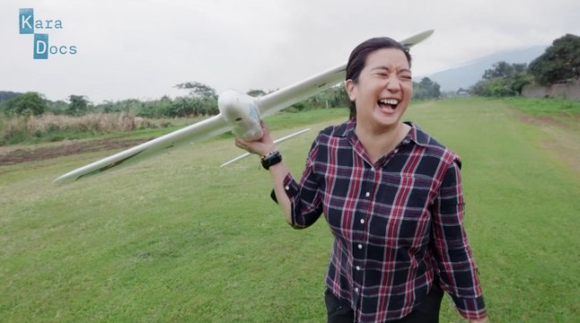 Kara David, sinubukang magpalipad ng RC plane | Kara Docs