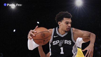 "Merci Wemby!": les fans conquis après la victoire des Spurs à Paris