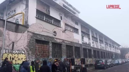 Milano, presidio al centro sociale Leoncavallo contro lo sfratto: «È la 130esima volta»