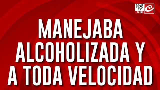 Manejaba borracha, atropelló y destrozó varios vehículos estacionados