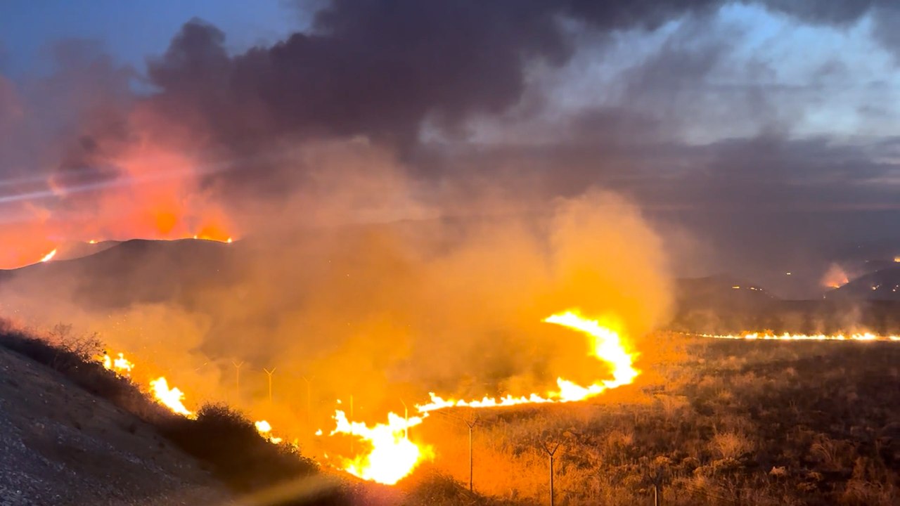 Hughes Fire forces 19,000 to flee as blaze grow...
