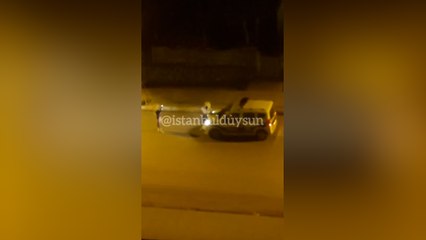 Pendik'te 2 kadın polis otosuna uzanarak fotoğraf çektirdi