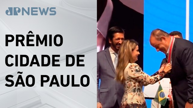 Prefeitura de SP homenageia personalidades e empresas