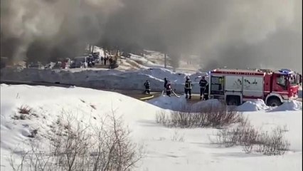 Dolomiti, skibus prende fuoco sul passo San Pellegrino: il video del mezzo in fiamme