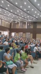 Hace el avión de papel perfecto y cientos de niños se quedan con la boca abierta