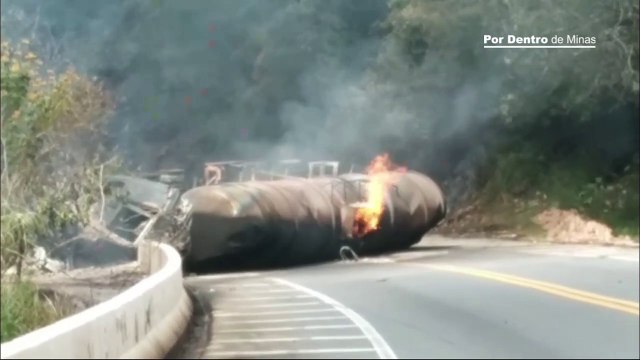 Caminhão tomba, pega fogo e motorista morre carbonizado na BR-251, no Norte de Minas