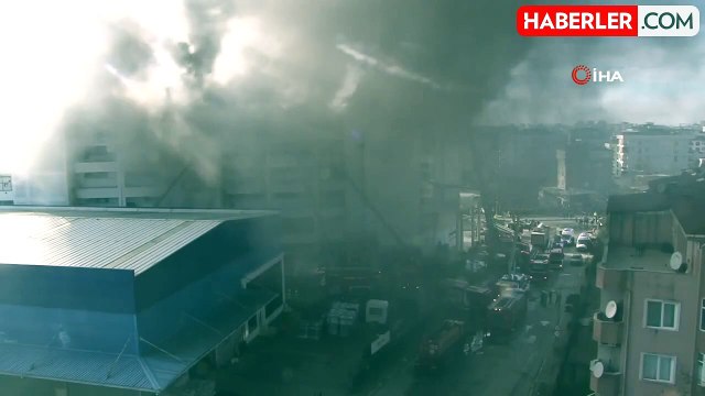 Sultanbeyli'de 5 katlı binanın çatı katında bulunan tekstil atölyesinde yangın çıktı. İtfaiyenin yangına müdahalesi sürüyor.