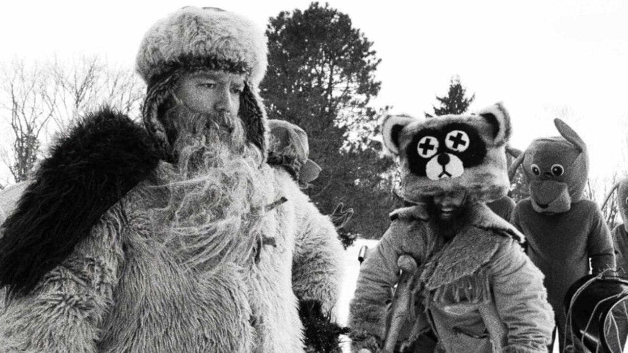 Im Clip zur bizarren Komödie Hundreds of Beavers verzweifelt ein Trapper an der Biberjagd