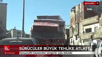 Şanlıurfa'da kamyonetin kasasından süngerler yola döküldü