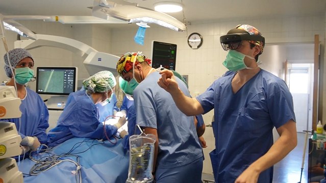 Vídeo de la cirugía realizada por Manuel Domínguez, del Servicio de Cirugía Maxilofacial del Macarena, en Sevilla