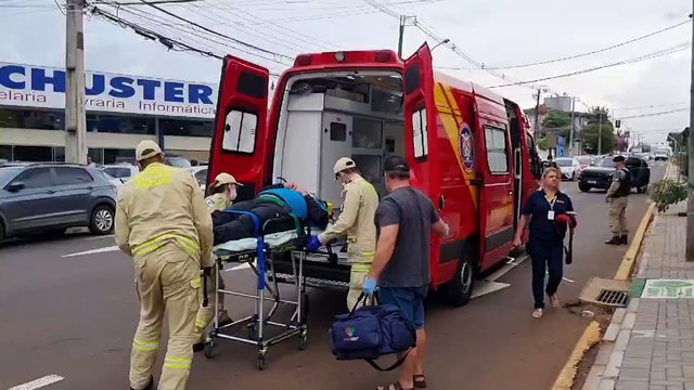 Motociclista é socorrido após acidente na Avenida Carlos Gomes