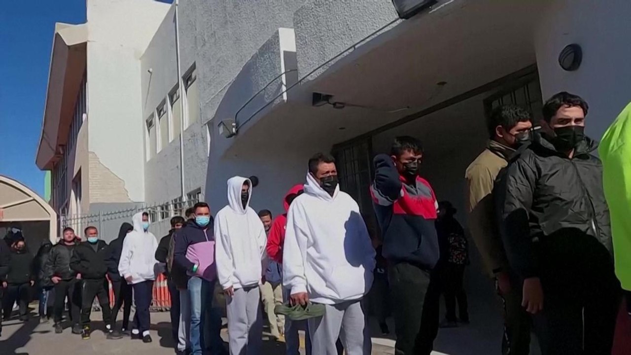 Decine di migranti deportati dagli Stati Uniti arrivano nella città di confine di Ciudad Juarez, in Messico