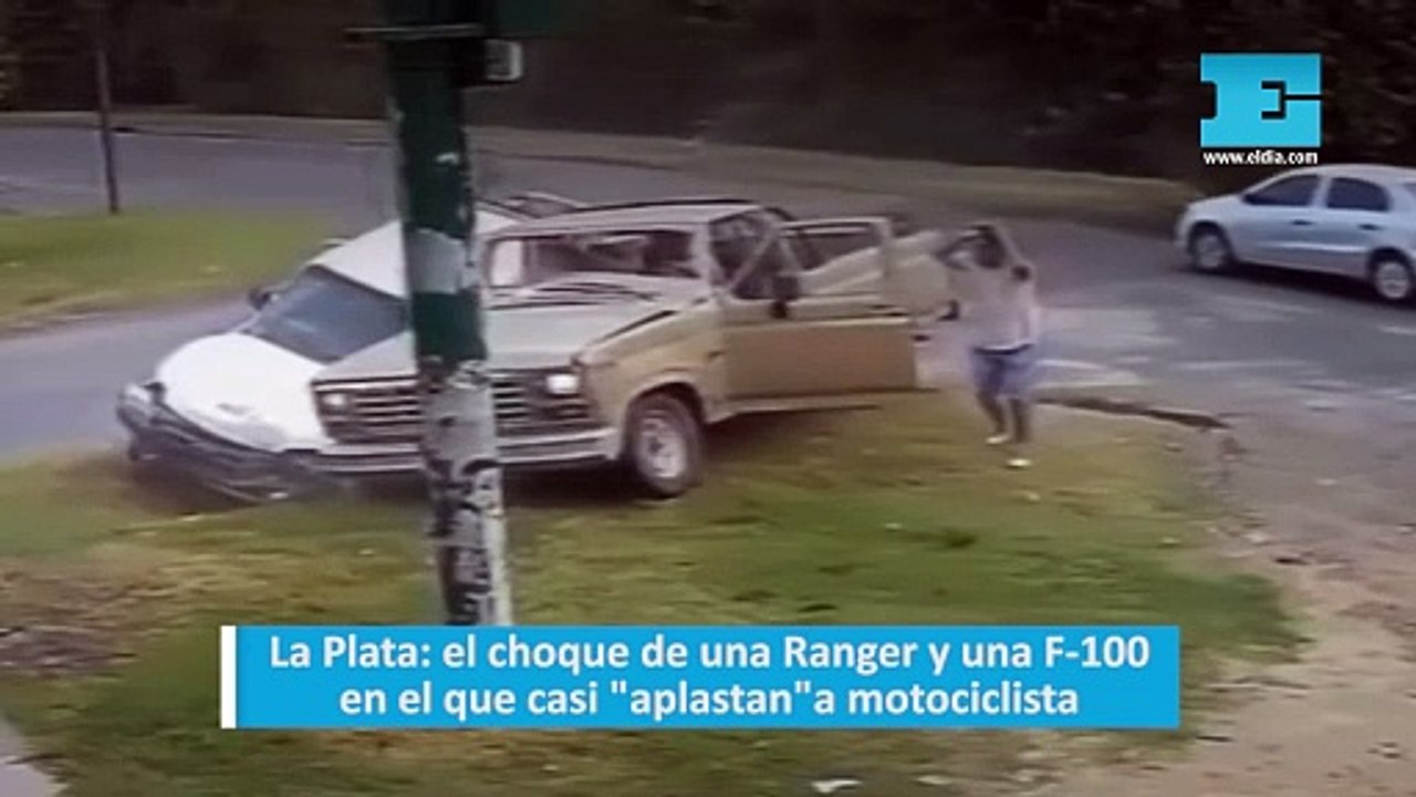 La Plata: el choque de una Ranger y una F-100 en el que casi "aplastan"a motociclista