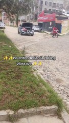 Mecánico sorprende arreglando un auto en movimiento