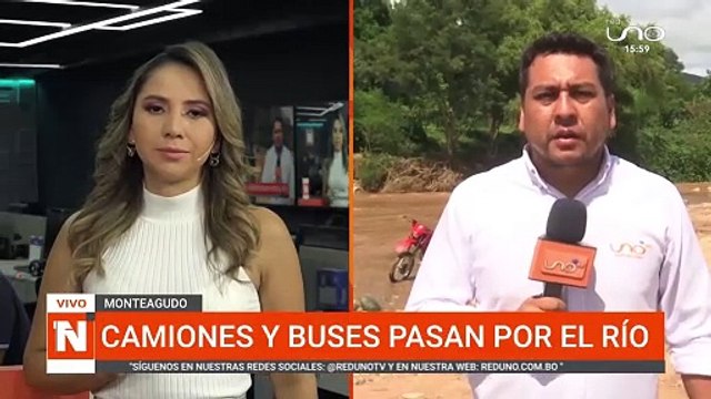 Camiones y buses pasan por el rio