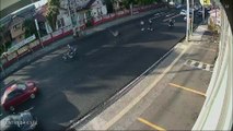 Peatón es atropellado por motociclista que irrespetó semáforo en rojo