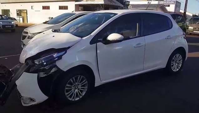 Peugeot fica preso à carroceria de caminhão após colisão na Avenida Rocha Pombo