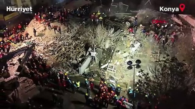 Çöken 4 katlı binanın enkazında arama-kurtarma çalışmaları sürüyor