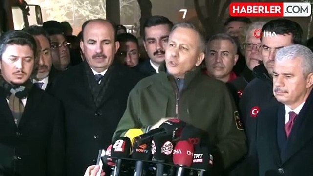 Bakan Yerlikaya: 4 saat sonra 2 kişiyi kurtardık. Enkazın altında şu an 3 kişinin olduğunu düşünüyoruz