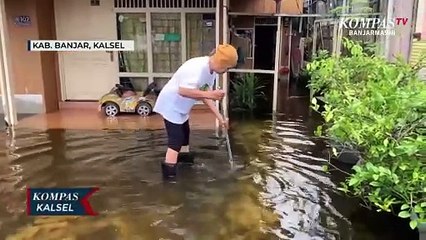 Terendam Banjir, Seorang Lansia Berjuang Seorang Diri Bersihkan Rumah dari Lumut, Kerap Tergelincir
