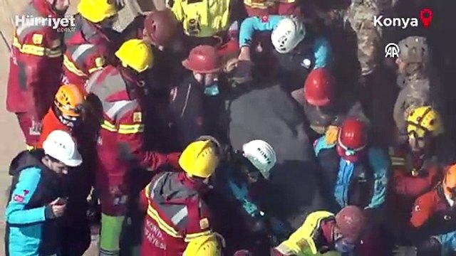Konya'da çöken binanın enkazından üçüncü kişi de sağ olarak çıkarıldı
