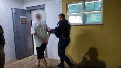 Rapaz quebra retrovisor e chuta a porta do carro da companheira durante discussão