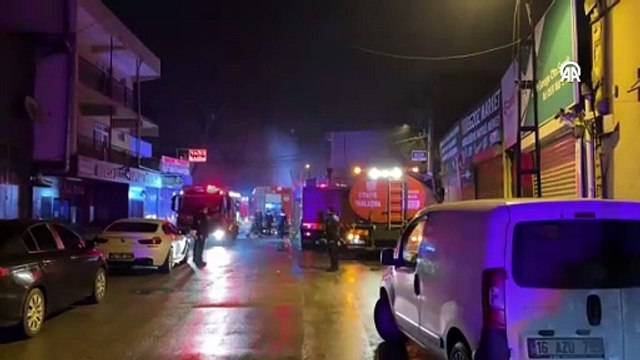 Bursa'da bir oto galerisinde çıkan yangında 13 araç hasar gördü