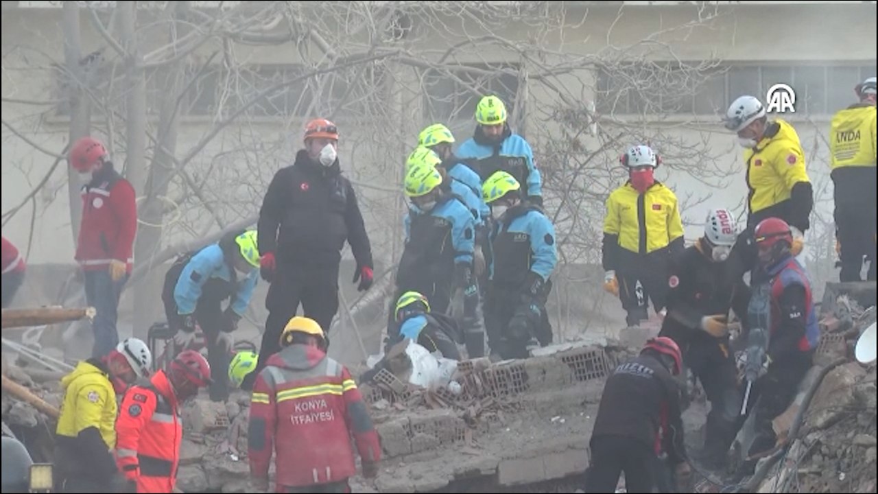 Konya'da çöken binada arama kurtarma çalışması yürütülüyor