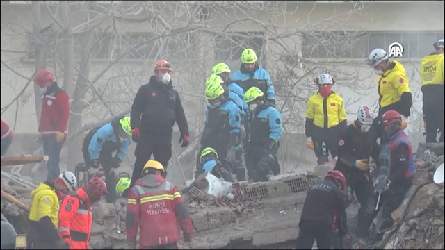 Konya'da çöken binada arama kurtarma çalışması yürütülüyor