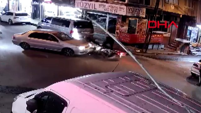 Devriye gezen motosikletli polislere otomobil çarptı! O anlar kamerada
