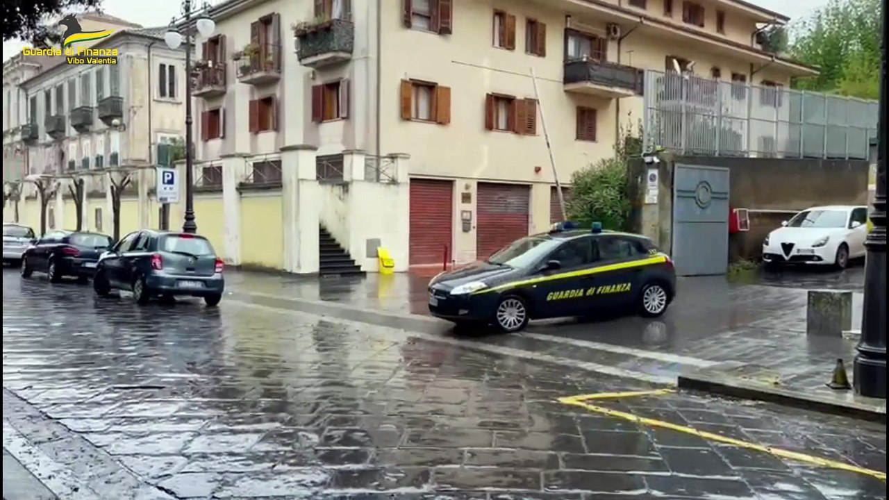 Anche amianto nella discarica di 25mila metri quadri sequestrata nel Vibonese. Sigilli ad alloggi turistici abusivi: 2 arresti