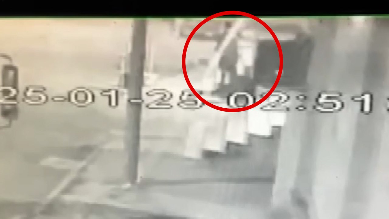 Havluları asmak için dışarı çıkan berber silahl...