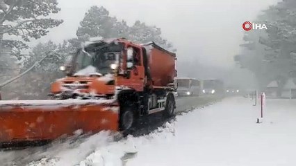 Uludağ’da yoğun kar ve tipi...Zincirsiz araç girişi yasaklandı